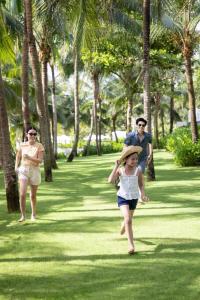 Beachfront Luxury 5BR Villa Private Pool Near My Khe Beach, Premier Village Resort