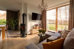 CHATY U HARREGO NAD STAWEM SPA sauna, balia, rowery, klimatyzacja,