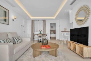 La Viu - Luxury Beachfront Apartment by Finest Rentals