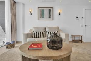 La Viu - Luxury Beachfront Apartment by Finest Rentals
