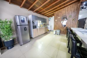 6 bedroom penthouse with pool table- 1 block from Lleras park p4