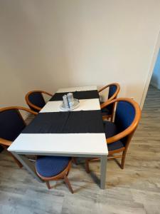 The Nivy Executive Suite, 3 Bedrooms and Livingrooms, Fits 8 Guests