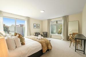 Executive Ground Floor Apartment in Merivale