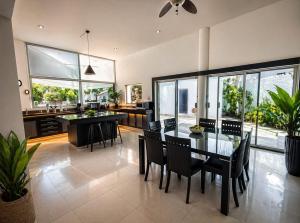 Private Pool Villa, Walk to Beach & 5th Ave