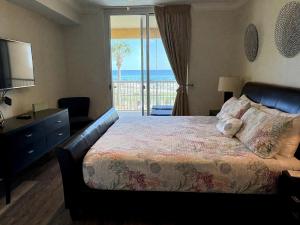 3BR Beachfront Huge Balcony 2 Pools Luxury