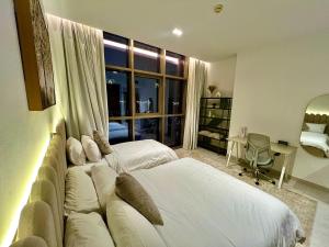 Modern 2-Bedrooms Apartment with Stunning Marina Views