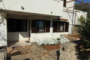 Apartments with parking space Njivice, Krk - 21856