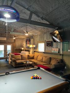 Cozy Barn with Pool Access & Near Lake Conroe