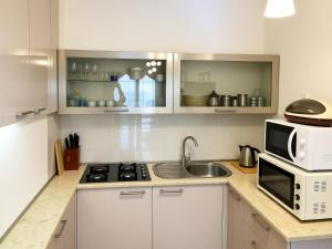 Spacious 2BR Apartment - Balcony & Prime Location