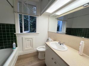 Airport 10 min Stay - Large Bungalow Room & Free Parking