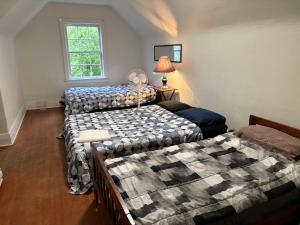 Airport 10 min Stay - Large Bungalow Room & Free Parking