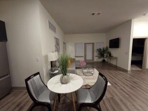 Luxury 2BR King Beds Pool Table & Arcade Hospital