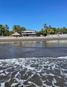 Habitaciones Playa Surf City Aire WiFi y Parqueo