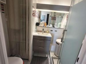 Appartement avec climatisation et terrasse - vue étang - FR-1-195-126