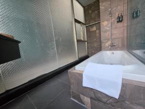 Jason Residencia One Hotel