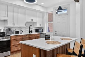Warm & Stylish 3BR with Private Yard - Tower Grove