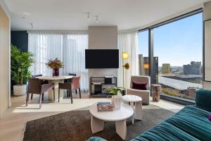 Queensbridge Skyline Suite Panoramic Yarra Views