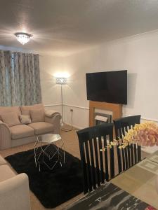 Family-Friendly 3-BR House near Amenities center