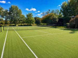 Mt Hope Farmstay 2 houses 16 guests 700 acres pool tennis crt