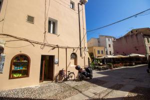 Alghero centro comoda e ampia camera img9