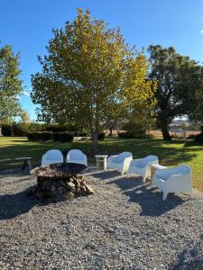 Mt Hope Farmstay 2 houses 16 guests 700 acres pool tennis crt