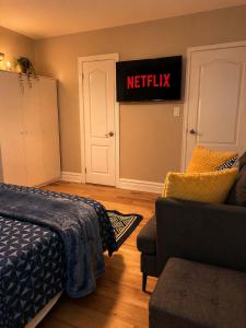 Toronto Luxury Suite with Free Parking, Near Airport
