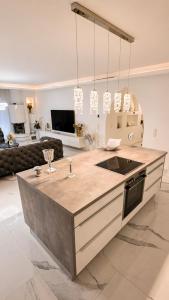 Exklusives 115 m Designer Apartment Kamin Spa-Bad Balkon Lounge Fürth