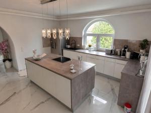 Exklusives 115 m Designer Apartment Kamin Spa-Bad Balkon Lounge Fürth