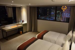 Deluxe 2 giường Hướng phố (Deluxe Twin Bed With City View)