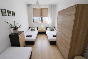 Apt with 6 single beds