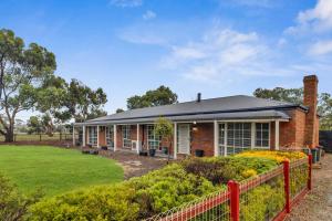 Luxe Farmhouse with solar heated pool and bbque Pet Friendly