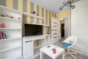 Klimatyczny Apartament z Parkingiem i Balkonem by Noclegi Renters