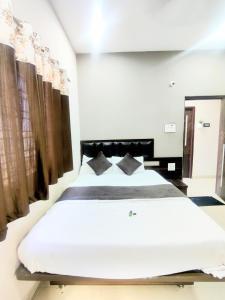 Indira Deluxe Lodge