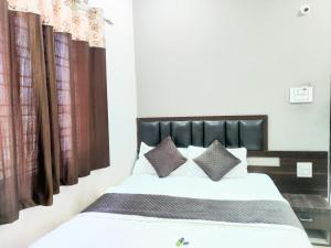 Indira Deluxe Lodge