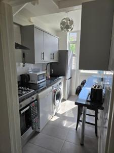 Spacious Home Near Station Easy London Access