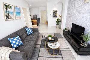 George Town High Floor Seaview Modern Suite 2BR Next to Gurney 23A