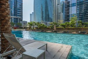 Free housekeeping visits during your stay - StayShort - 1 Bed in Business Bay with Modern Amenities that Sleeps 4