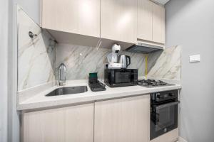 Free housekeeping visits during your stay - StayShort - 1 Bed in Business Bay with Modern Amenities that Sleeps 4