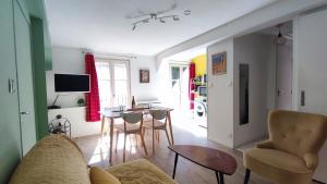 Appartement de charme XVIe siècle avec vue sur les toits Charming 1-Bedroom Apartment with Rooftop Views