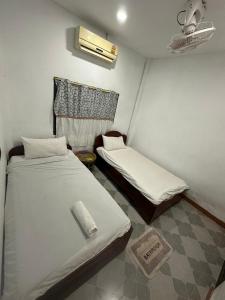 PAKBENG SUNSET DORM Room
