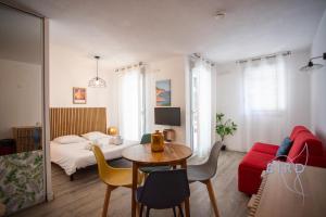 Lovely studio with golf course views close to the sea swimming pool park