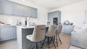Brand new Tetbury apartment - 2-bed, 2 bath, parking, central location