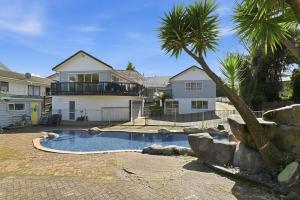 Elevated Escape for Biking, Golfing, Relaxing-swimming pool is only available for summer