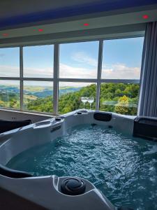 Private wellness with panoramic view, sauna & jacuzzi