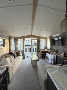 Luxury 3-Bed Caravan with Decking & Free Parking near beaches - Primrose Valley