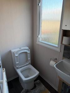 Luxury 3-Bed Caravan with Decking & Free Parking near beaches - Primrose Valley