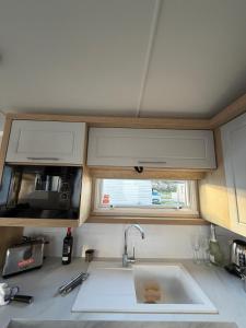 Luxury 3-Bed Caravan with Decking & Free Parking near beaches - Primrose Valley