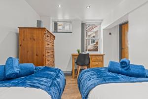 Contractors and Re-locators, Spacious 2 Bedroom Flat S10, Parking, Sleeps 5