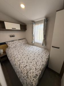 Horseshoe Lakes 43 with HOT TUB - Pet friendly and Wifi - Meadow Lakes Caravan & Lodge Hire