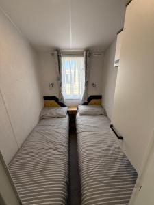 Horseshoe Lakes 43 with HOT TUB - Pet friendly and Wifi - Meadow Lakes Caravan & Lodge Hire
